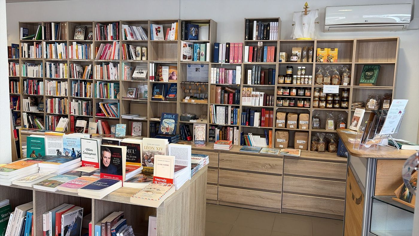 Grand rayonnage : Bibles, livres et épicerie