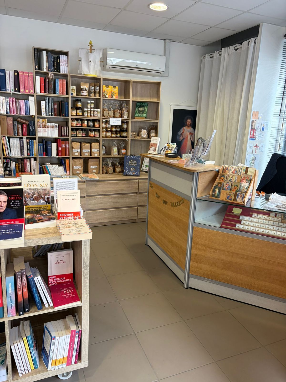 Comptoir de la librairie, épicerie et présentoir d’icônes
