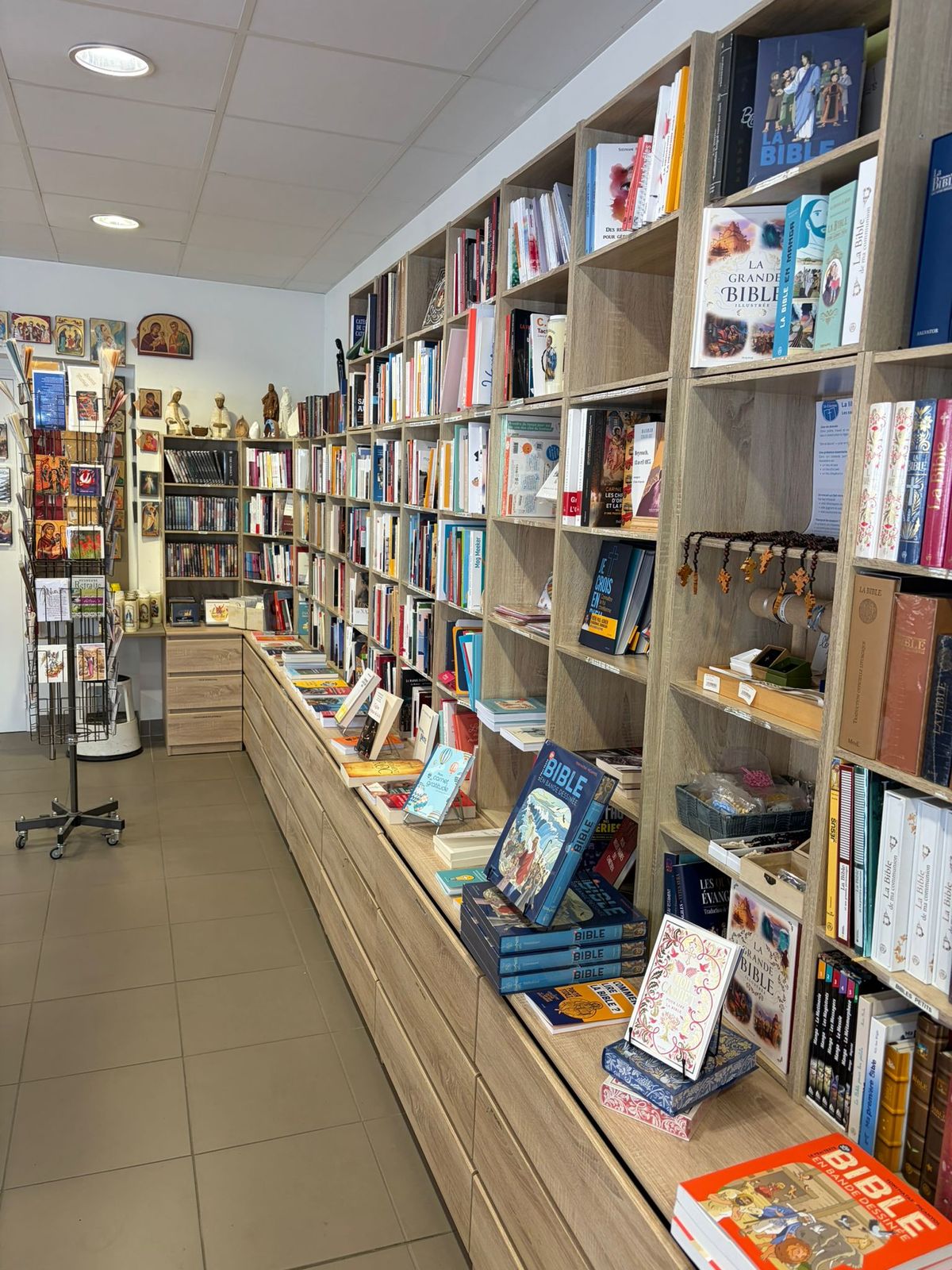 Rayonnages de livres et de Bibles le long du mur
